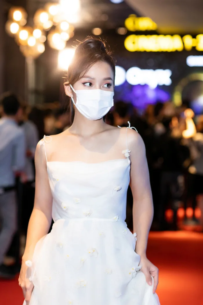 Lên đồ lộng lẫy đi họp báo, cuối cùng Hoàng Yến Chibi - Khả Ngân che kín  mặt, đeo khẩu trang