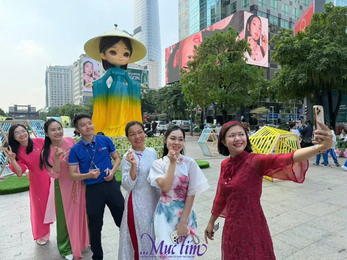 Đến Phố đi bộ Nguyễn Huệ check-in cùng tượng chibi cô gái mặc áo dài