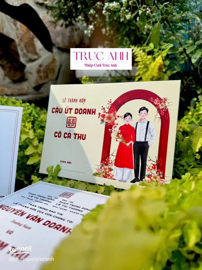 Thiệp cưới đỏ chibi siêu dễ thương, giá rẻ từ 2k8/thiệp (từ 300 chiếc)