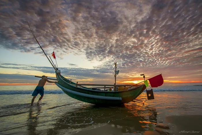 Ngắm khoảnh khắc bình minh và hoàng hôn tuyệt đẹp trên biển qua ống kính  của nhiếp ảnh gia Phạm Hoàng Cương