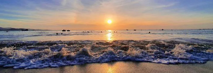 Bình minh trên biển Nha Trang mang vẻ đẹp rực rỡ như một bức tranh