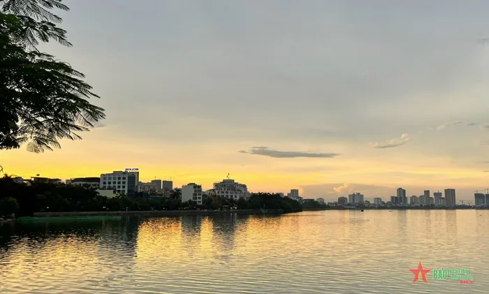 Hà Nội tuyệt đẹp khi ngắm hoàng hôn từ Hồ Tây