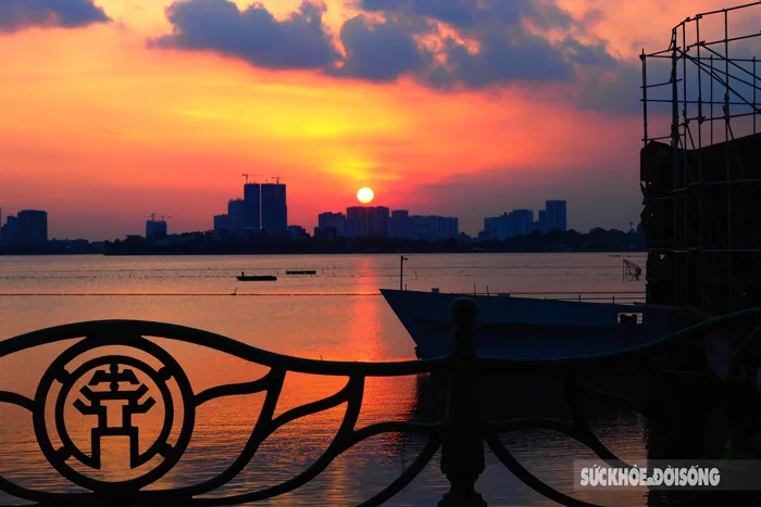 Giới trẻ nô nức ngắm hoàng hôn cực “chill” giữa lòng Hồ Tây