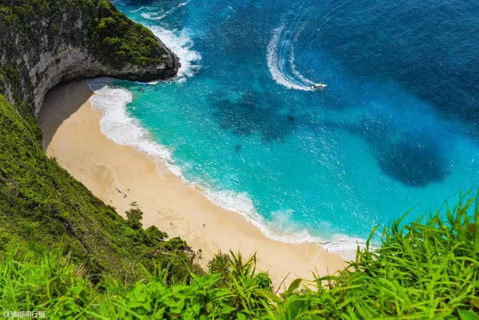 Hòn đảo gần Bali, phong cảnh hoang sơ lại có hình dáng như khủng long Hòn đảo gần Bali, phong cảnh hoang sơ lại có hình dáng như khủng long