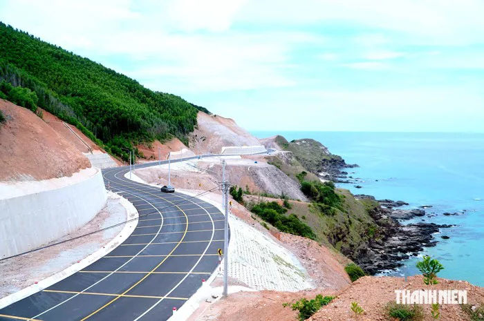 Vẻ đẹp cung đèo Lộ Diêu uốn lượn ven biển Gia Lai