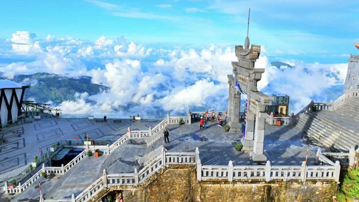 Sa Pa vào mùa mây, du khách tấp nập săn ảnh đẹp ở Fansipan