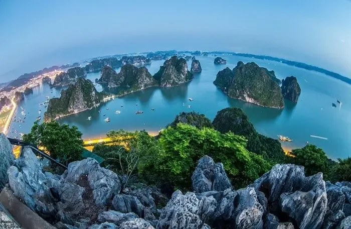 Cảnh đẹp ở Hạ Long khiến du khách “quên lối về”