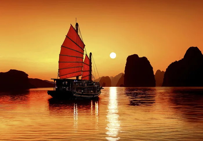 Cảnh đẹp hoàng hôn tại Vịnh Hạ Long, Việt Nam.