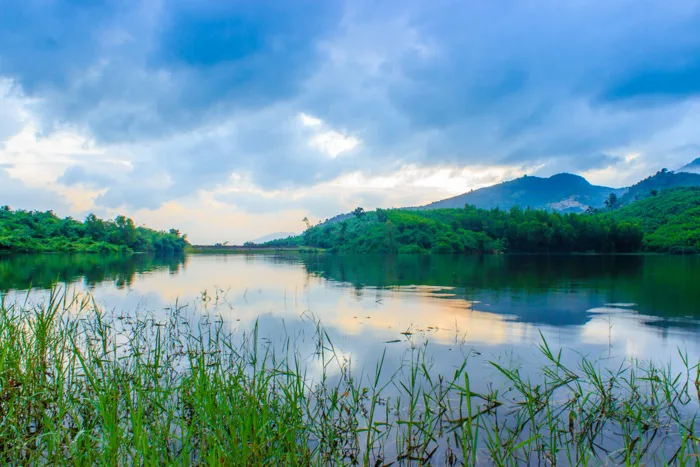 hình ảnh : phong cảnh, cây, Nước, thiên nhiên, ngoài trời, Đầm lầy, Hoang  dã, đám mây, đồng cỏ, buổi sáng, con sông, dãy núi, Nam giới, làng, ao, Sự  phản chiếu,