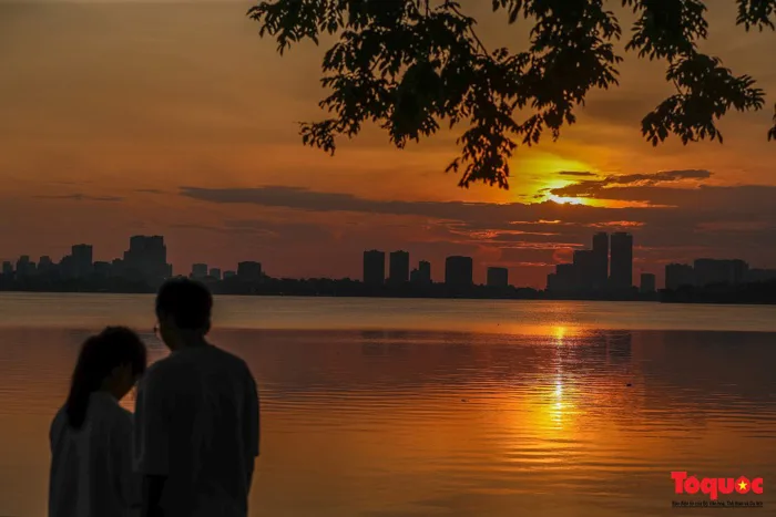Ngắm khung cảnh hoàng hôn cực lãng mạn tại Hà Nội