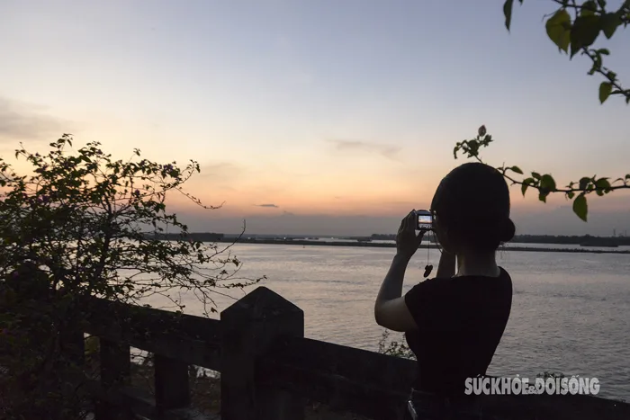 Ngắm hoàng hôn buông xuống tuyệt đẹp trên sông Hồng