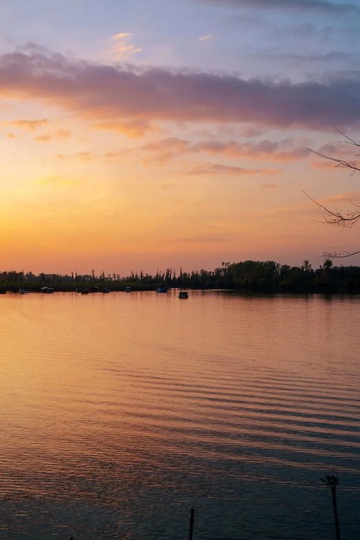 Hình ảnh miễn phí: Ảnh hoàng hôn thẳng đứng, phong cảnh mặt nước lặng với  bầu trời hồng trong ánh sáng rực rỡ, hồ Tikvara, Bačka Palanka, Serbia