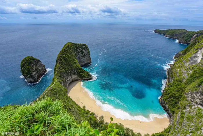 Hòn đảo gần Bali, phong cảnh hoang sơ lại có hình dáng như khủng long