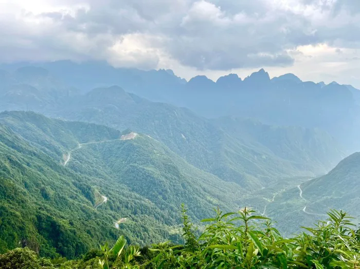 Đắm chìm trong vẻ đẹp của dãy núi hùng vĩ nhất Việt Nam