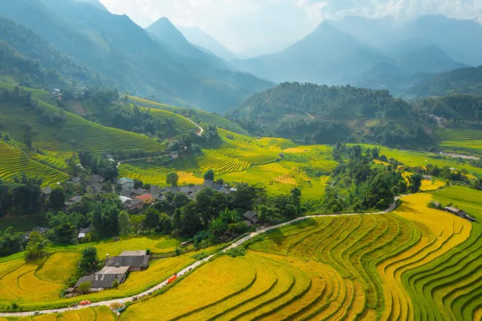 Đắm chìm trong vẻ đẹp của dãy núi hùng vĩ nhất Việt Nam