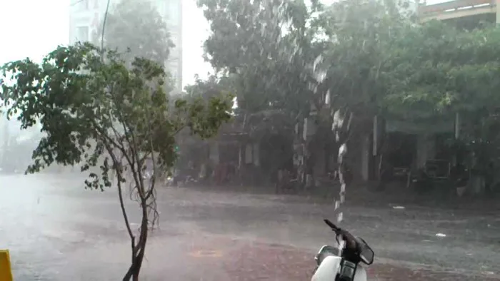 Mưa lớn diện rộng ở Bắc Bộ, đề phòng lốc, sét, mưa đá