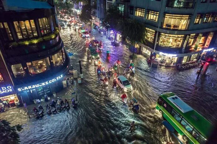 Chùm ảnh: Những khoảnh khắc ấn tượng trong trận mưa lịch sử ở Sài Gòn