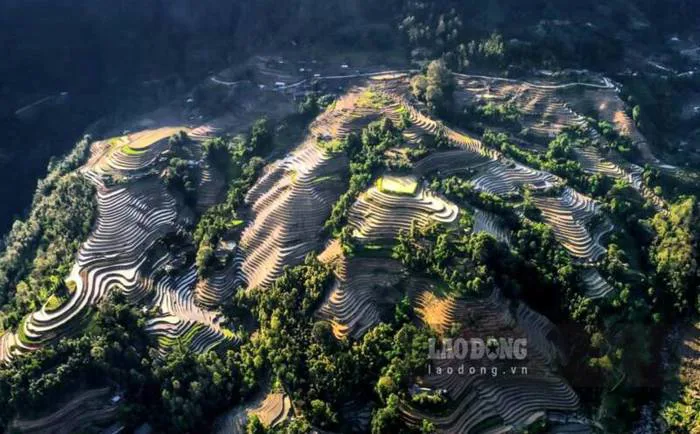 Hùng vĩ mùa nước đổ trên những thửa ruộng bậc thang Hùng vĩ mùa nước đổ trên những thửa ruộng bậc thang