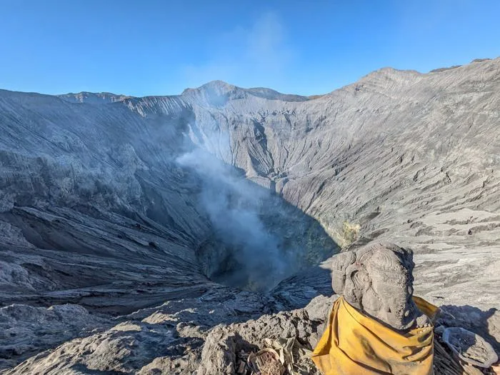 Hình ảnh miễn phí: Một bức ảnh phong cảnh Đông Nam Á, toàn cảnh với miệng núi  lửa Bromo đang hoạt động với khói bốc ra từ miệng núi lửa, Java ở