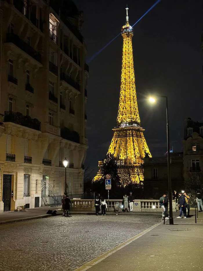6 góc check in với tháp Eiffel không lo chen chúc ở Paris