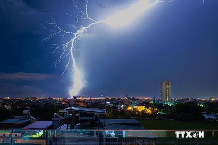 Mưa lớn hay kèm sấm sét, làm gì để phòng tránh?