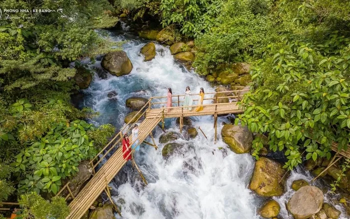 Dòng suối lạ kỳ nào mà ai cũng phải ghé khi đến du lịch Quảng Bình? - Báo  Người Lao Động
