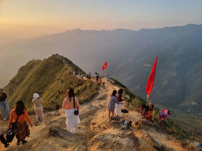 Sức hút du lịch Tà Xùa (Sơn La) với điểm đến sống lưng khủng long, mỏm cá  heo - Đài phát thanh và truyền hình Nghệ An