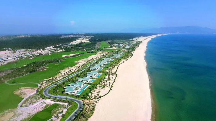 Bãi biển Tuy Hòa: Vẻ đẹp hoang sơ mê hoặc du khách