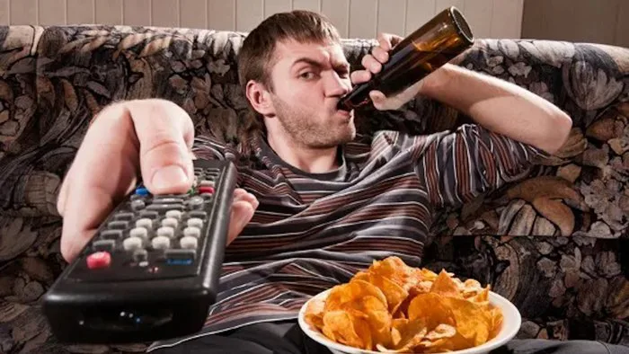 Tôi đã làm một bản chế meme tệ hại với anh chàng uống rượu và xem TV, nhưng thay thế anh ta bằng Black Canary : r/dccomicscirclejerk
