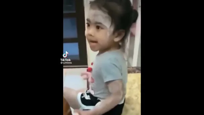 Á TỒ... hù bé gái giật mình siêu hài hước - YouTube