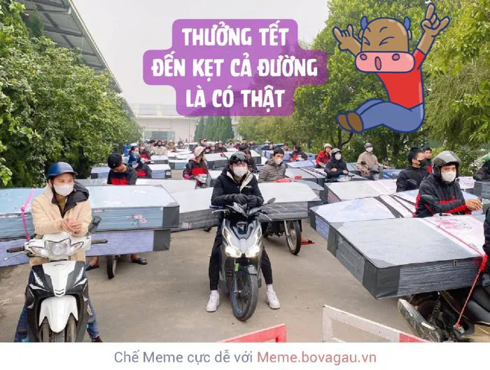 Cận cảnh 2000 công nhân chở thưởng Tết bằng nệm gây kẹt đường 🫣