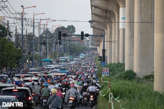 Kẹt xe sáng tối như nhau ở TP Thủ Đức khiến người dân ngán ngẩm | Báo Dân  trí