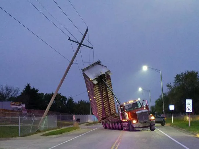 Một chiếc xe bán tải bị kẹt trên đường dây điện gần nhà tôi :  r/CatastrophicFailure