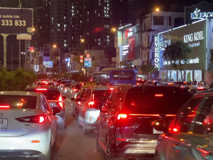 CLIP: Kẹt xe nghiêm trọng ở nhiều tuyến đường sau cơn mưa giông - Báo Người  Lao Động