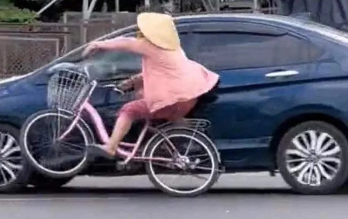 Cảnh sát lên tiếng vụ người phụ nữ đi xe đạp va quẹt với ô tô nhưng bị nói  dàn cảnh ăn vạ