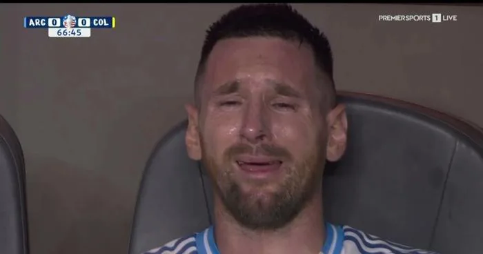 Lionel Messi tức giận ném giày, khóc nức nở khi rời sân sớm | Báo Dân trí