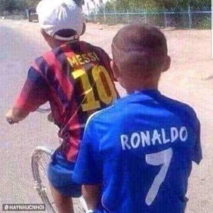 Dân mạng chế ảnh Messi và Ronaldo dắt tay nhau rời World Cup 2018