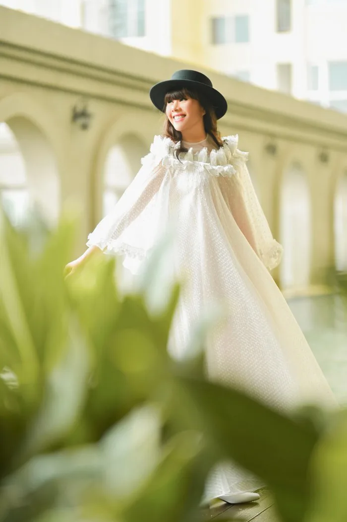 Hoa hậu Hằng Nguyễn tự phối đồ chụp ảnh street style